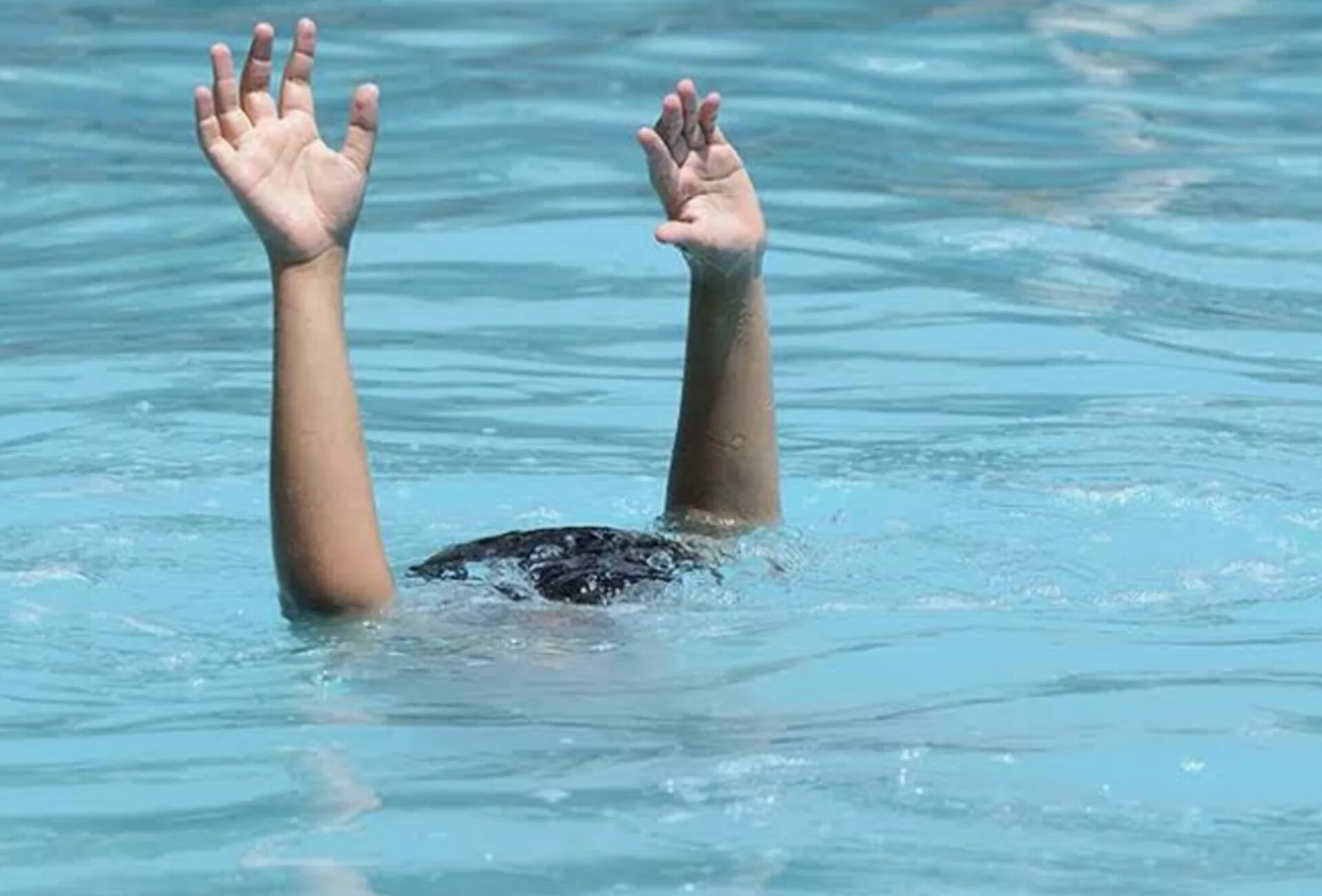 DUKA: Petugas mengevakuasi jasad salah satu bocah yang tenggelam di sungai Desa Ngale, Paron, Ngawi, Sabtu (21/2). FOTO: ILUSTRASI