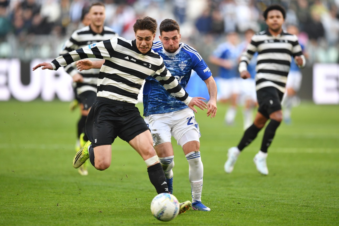 Kenan Yildiz berduel di laga Juventus vs Como dalam lanjutan Serie A.