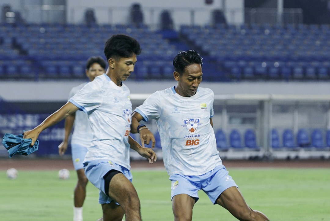 Skuad Persib sedang latihan.