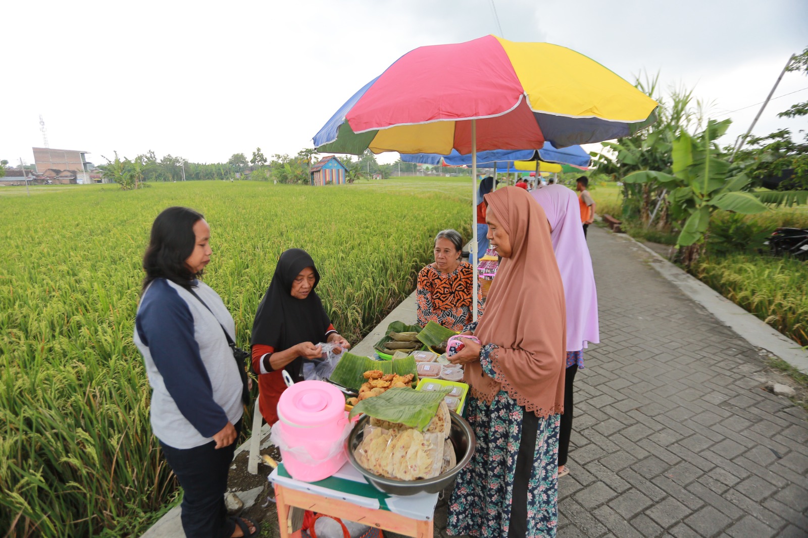 PUSAT KULINER: Warga memadati Pasar Krempyeng Ngabuburit di Bumi Semendung, Klegen, berburu takjil sekaligus menggerakkan ekonomi Ramadan. BAGAS BIMANTARA/RADAR MADIUN