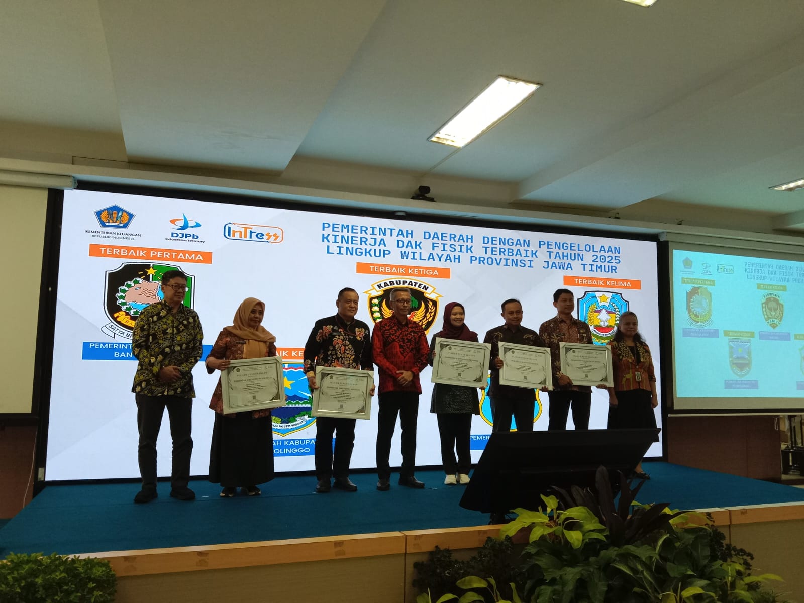 TERBAIK: Kepala BPKAD Kabupaten Madiun Hadi Sutikno menerima penghargaan pengelolaan kinerja DAK Fisik 2025 tingkat Provinsi Jawa Timur.