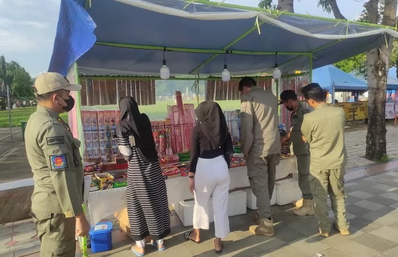 PATROLI: Petugas Satpol PP Pacitan melakukan pengawasan lapak penjualan kembang api sebagai upaya mencegah peredaran petasan berbahaya selama Ramadan. FOTO: SATPOL PP PACITAN