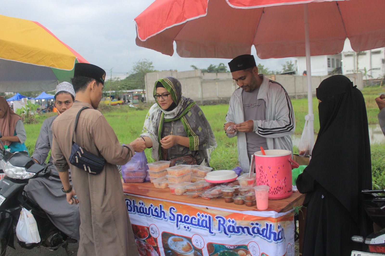 KULINER RAMADAN: Pembeli memadati lapak kuliner khas India di kawasan Ponpes Al Fatah Temboro, Magetan, berburu menu berbuka seperti nasi biryani dan jalebi. AJI PUTRA/RADAR MAGETAN