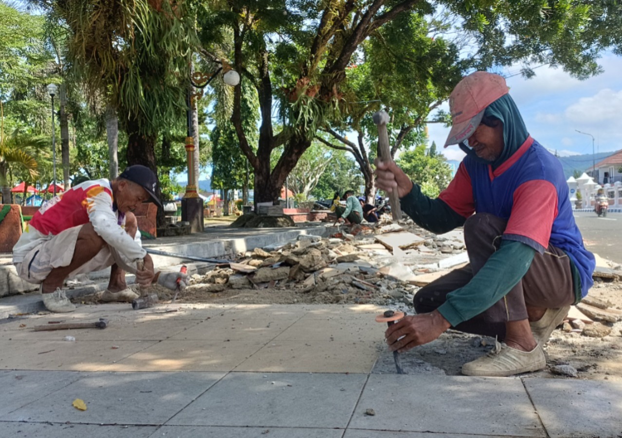 INFRASTRUKTUR: Aktivitas pekerja konstruksi di Pacitan. Hingga dua bulan awal 2026, belum ada proyek daerah yang masuk proses lelang. DOK RADAR PACITAN