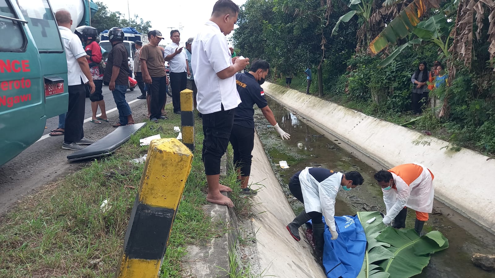 KECELAKAAN MAUT: Petugas mengevakuasi korban kecelakaan di jalur Ngawi&ndash;Caruban setelah motor bertabrakan dengan truk dari arah berlawanan. ASEP SYAEFUL/RADAR NGAWI
