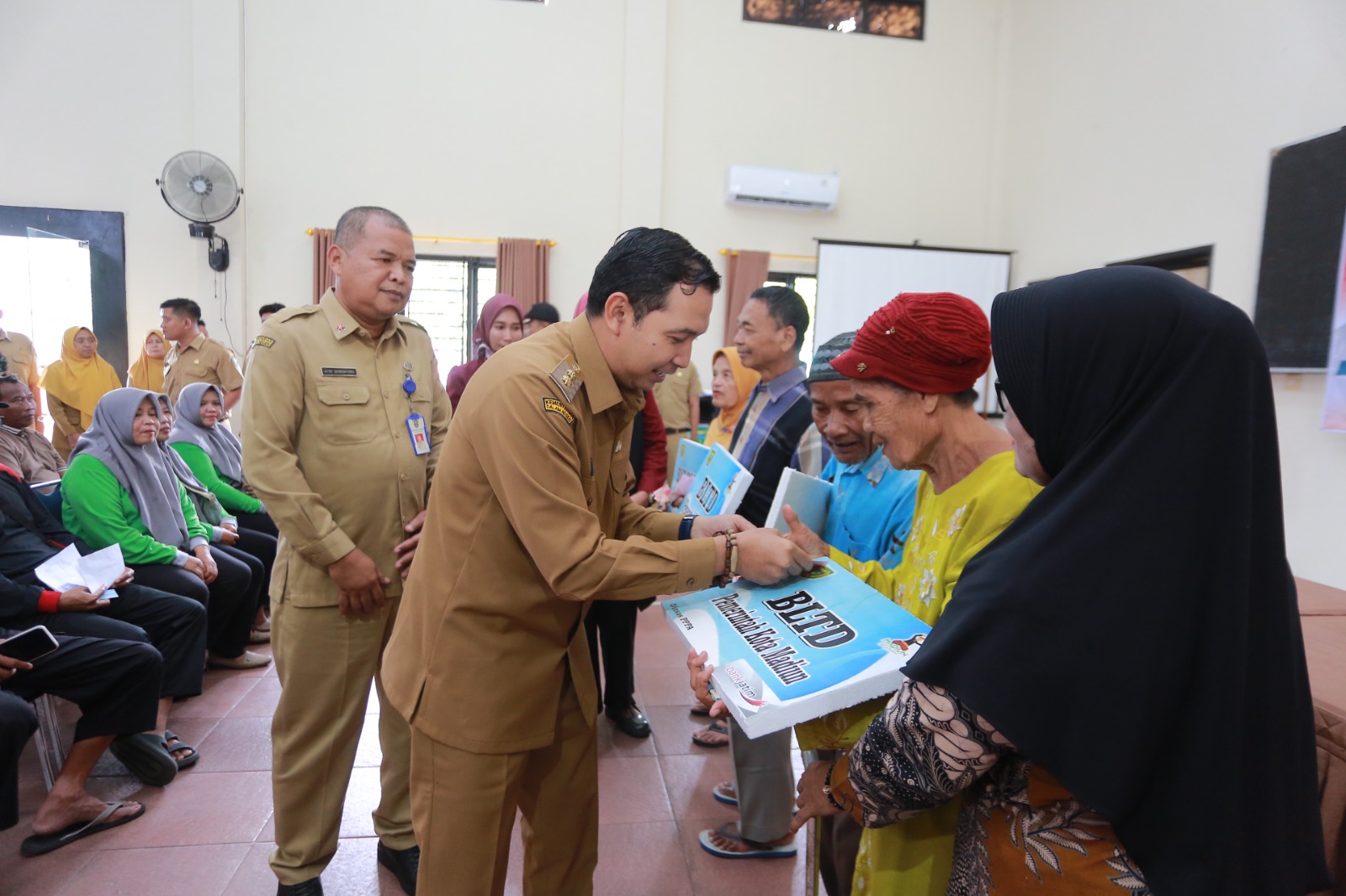 BANSOS RAMADAN: Plt Wali Kota Madiun F Bagus Panuntun menyerahkan bantuan BLTD dan DBHCHT triwulan I kepada KPM guna menjaga daya beli masyarakat selama Ramadan. BAGAS BIMANTARA/RADAR MADIUN