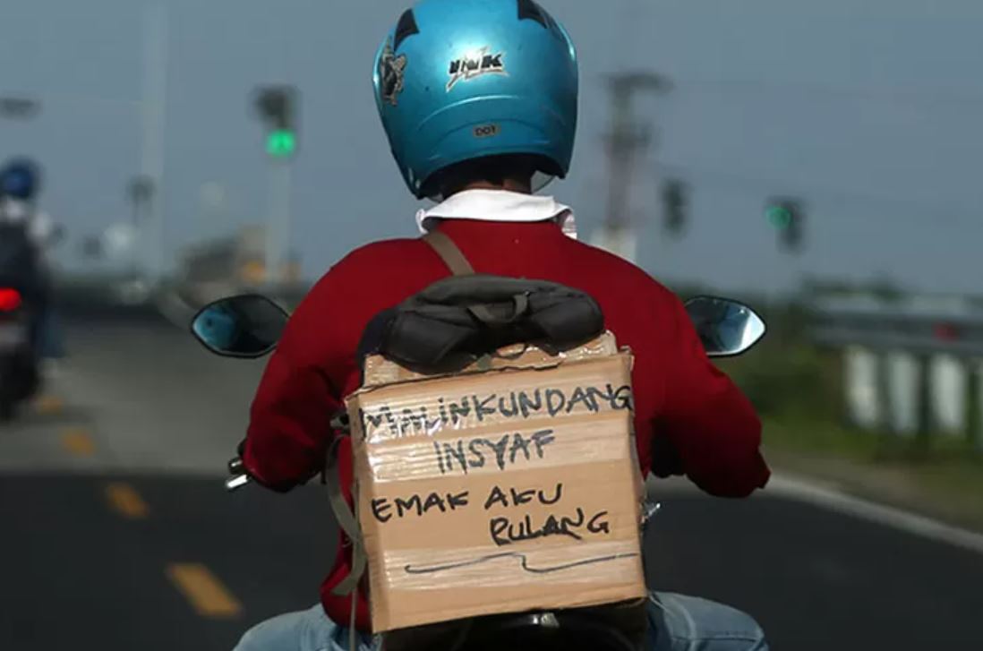 Ilustrasi mudik menggunakan sepeda motor.