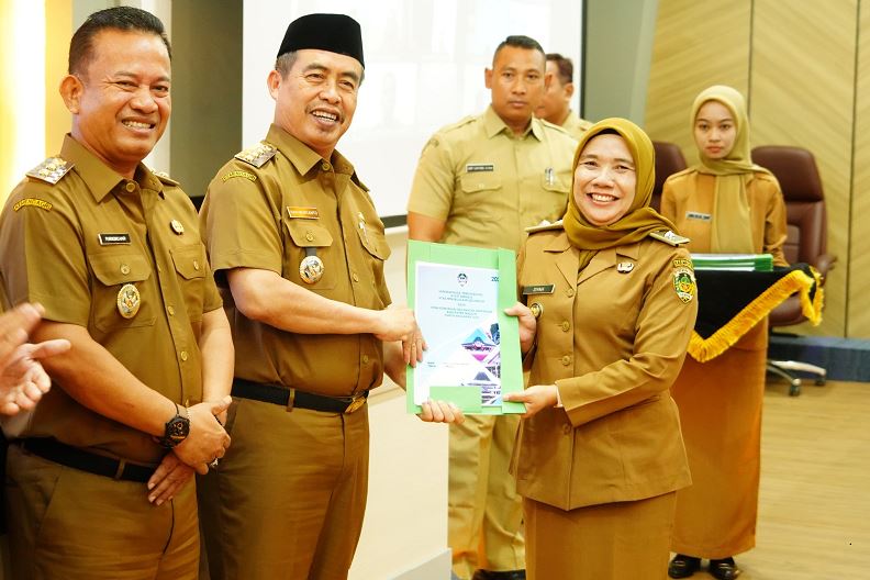 LHP: Bupati Hari Wuryanto didampingi Wabup dr. Purnomo Hadi saat menyerahkan LHP kepada OPD dan kecamatan.