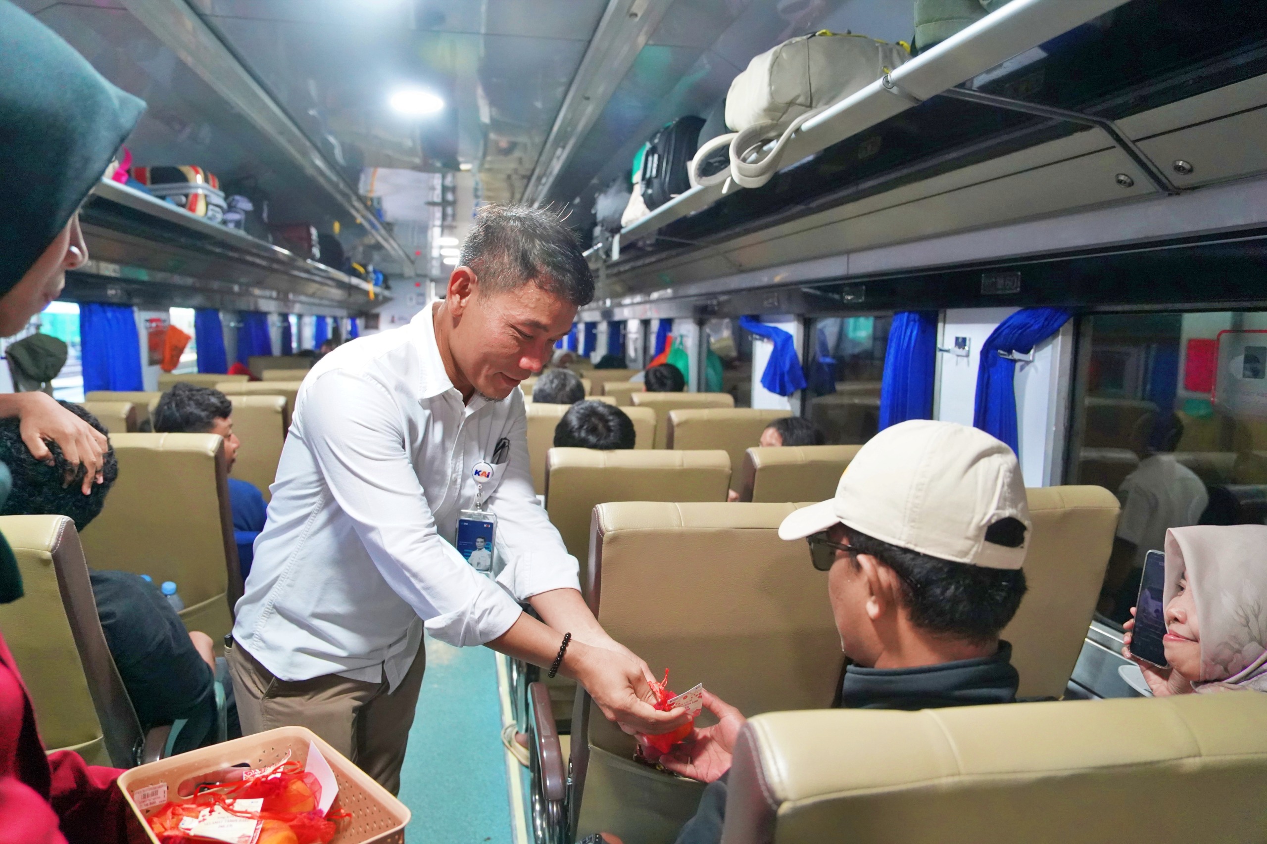 IMLEK DI STASIUN: Atraksi barongsai meramaikan Stasiun Madiun dalam perayaan Imlek 2577 sekaligus menyambut pelanggan kereta api.