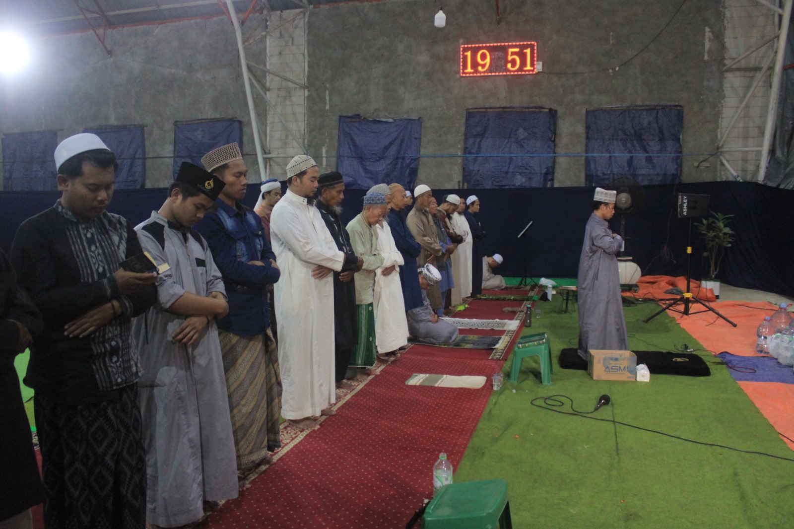 IBADAH KHUSYUK: Jamaah mengikuti tarawih khatam Alquran di Ponpes Al Fatah Temboro, tradisi Ramadan yang selalu dipadati jamaah dari berbagai daerah. AJI PUTRA/RADAR MAGETAN