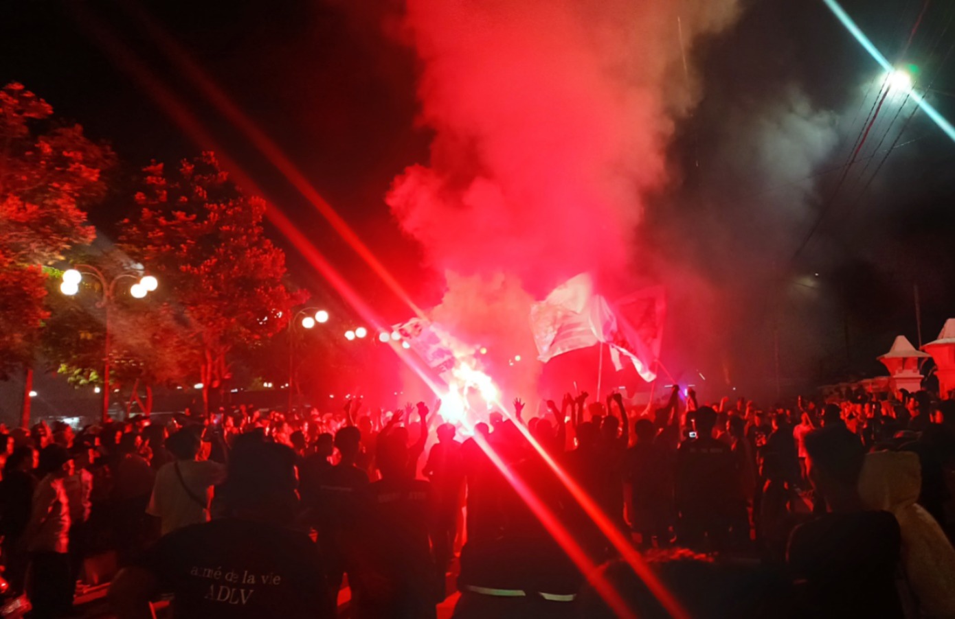 PENGAMANAN: Aparat meningkatkan pengamanan tradisi rontek Ramadan di Pacitan untuk mencegah bentrok antarkelompok. FOTO: NUR CAHYONO/RADAR PACITAN