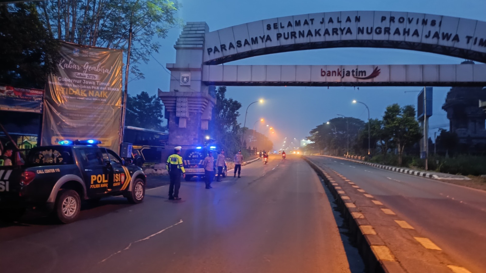 PATROLI: Petugas kepolisian melakukan patroli dini hari di Jalan Raya Ngawi&ndash;Solo untuk mengantisipasi aksi balap liar selama Ramadan. FOTO: ASEP SYAEFUL/RADAR NGAWI