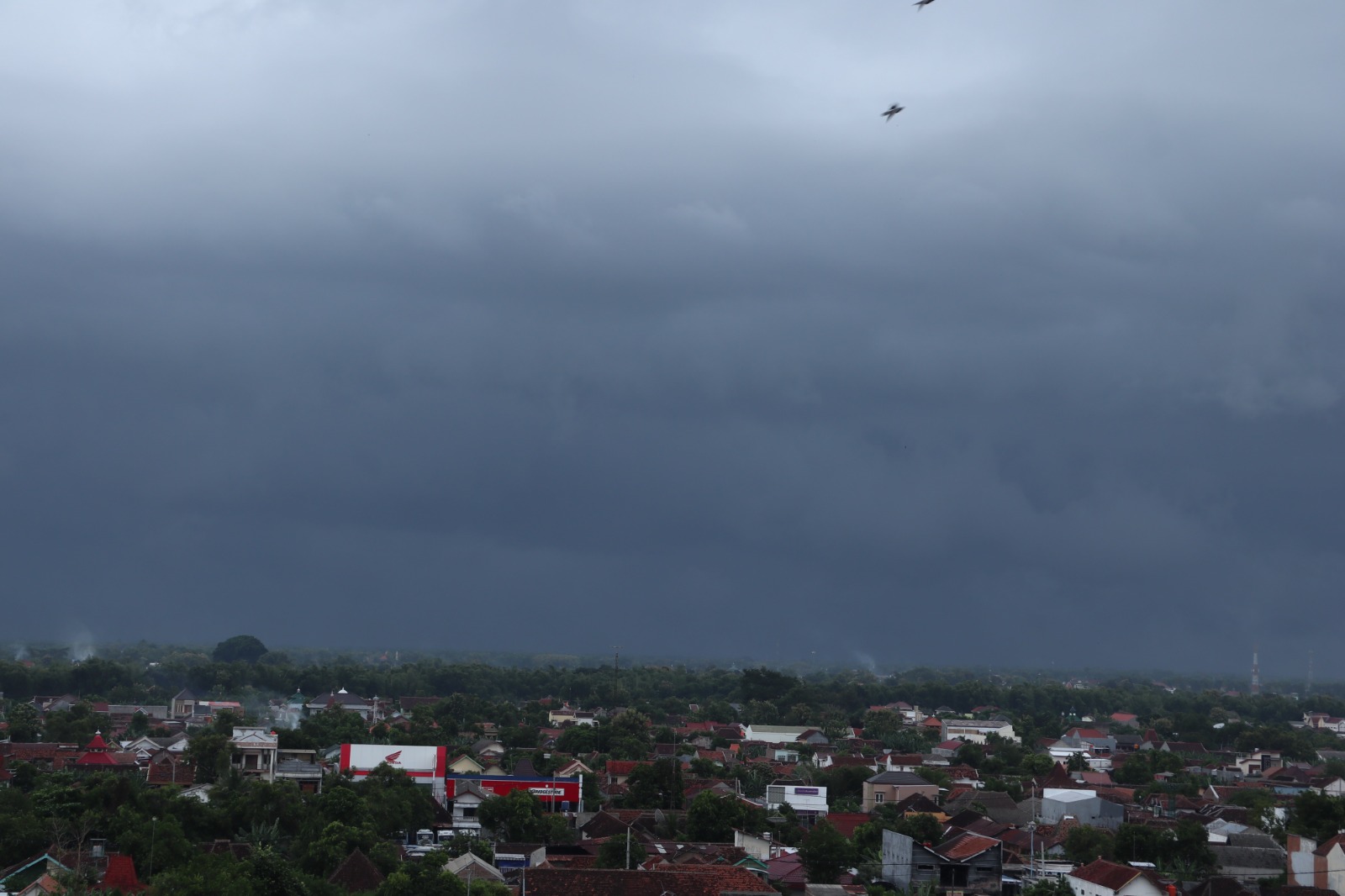 LANGIT MENDUNG: Kondisi cuaca di Pacitan beberapa waktu lalu. BPBD memperingatkan potensi cuaca ekstrem meningkat dalam sepekan ke depan. DOK RADAR MADIUN