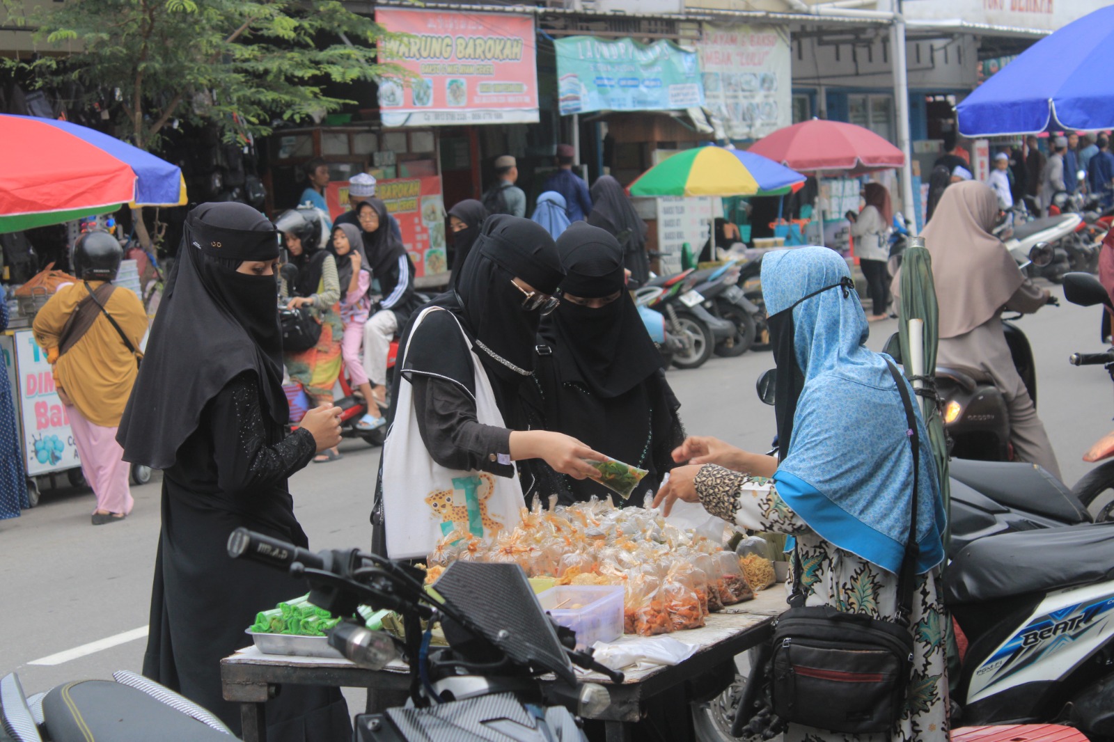 SEMUA ADA: Santri dan warga memadati kawasan Jalan Madinah Temboro saat ngabuburit berburu beragam takjil khas Nusantara hingga Timur Tengah. AJI PUTRA/RADAR MAGETAN
