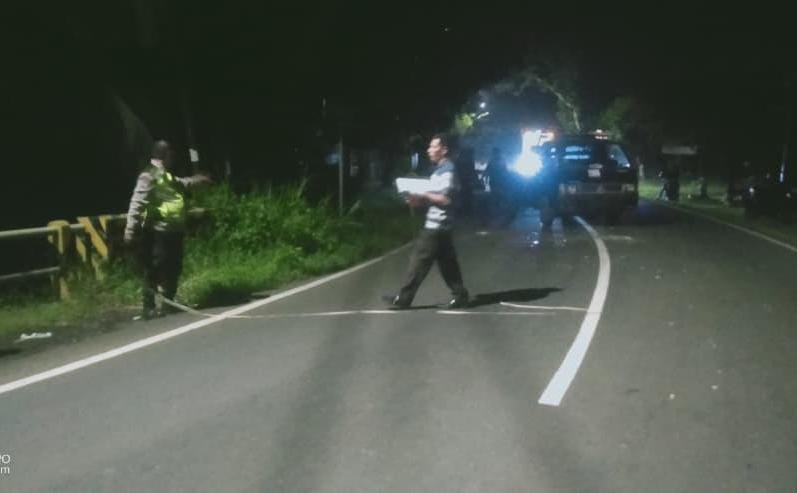 LAKA MAUT: Petugas Satlantas Polres Madiun melakukan olah TKP kecelakaan yang menewaskan pelajar di Jalan Diponegoro Mejayan, Senin malam (23/2).