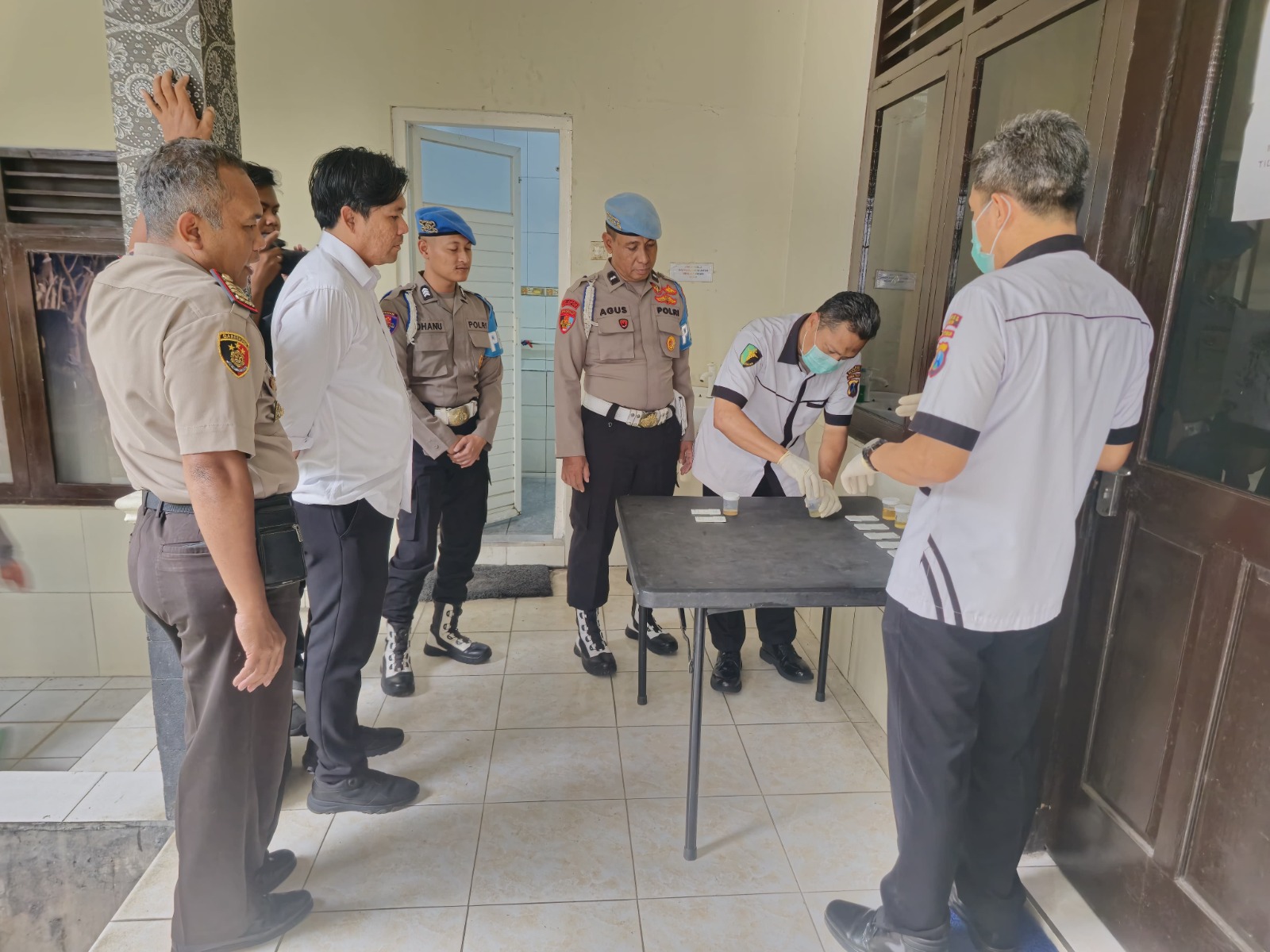 TES URINE: Pejabat utama dan jajaran kapolsek Polres Madiun menjalani tes urine sebagai bentuk pengawasan internal dan komitmen institusi bebas narkoba. FOTO: ISTIMEWA