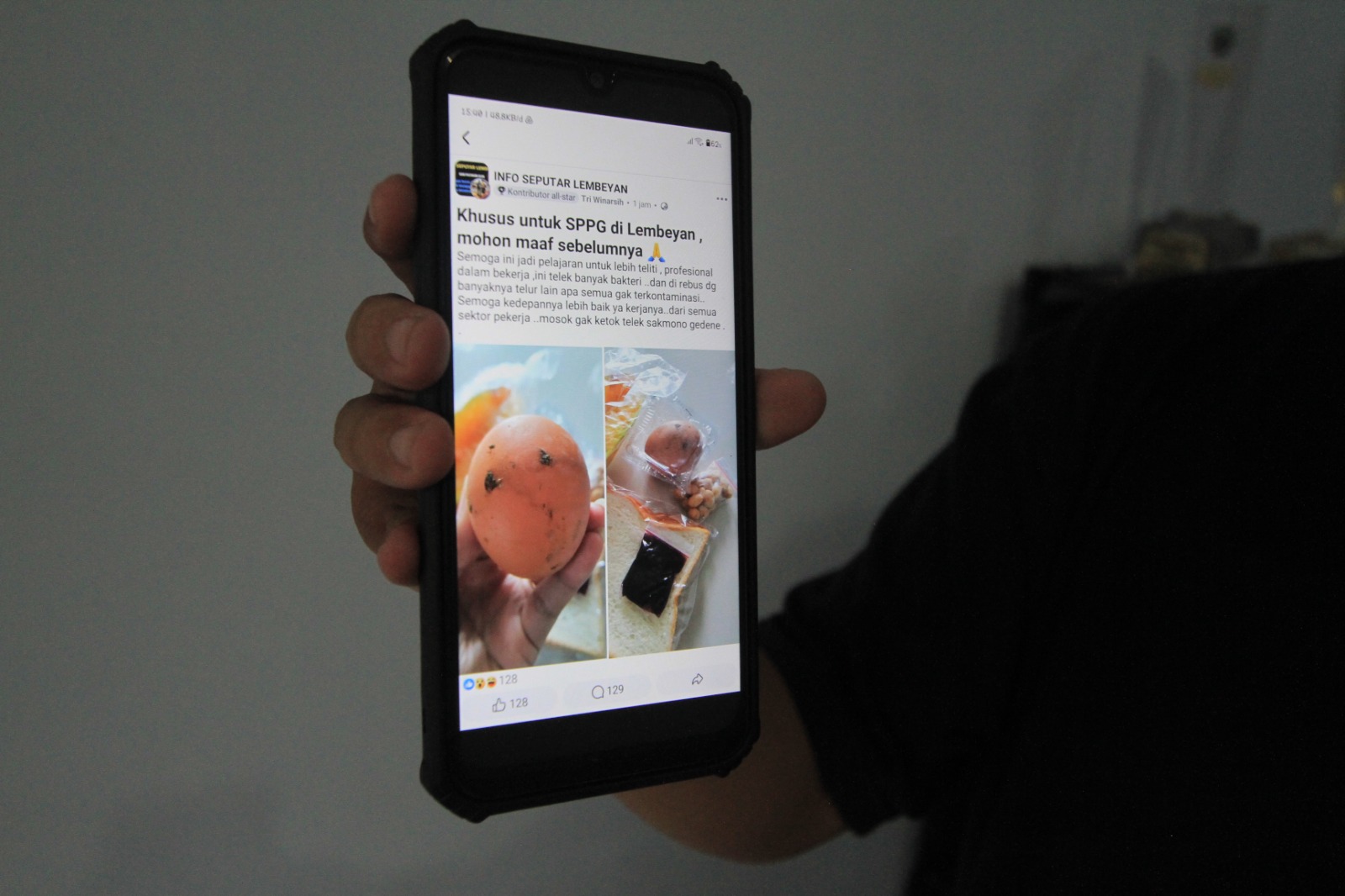 TAK LAYAK MAKAN: Unggahan warganet memperlihatkan telur rebus menu MBG yang diduga masih terdapat kotoran ayam dan viral di media sosial, Selasa (24/2). AJI PUTRA/RADAR MAGETAN