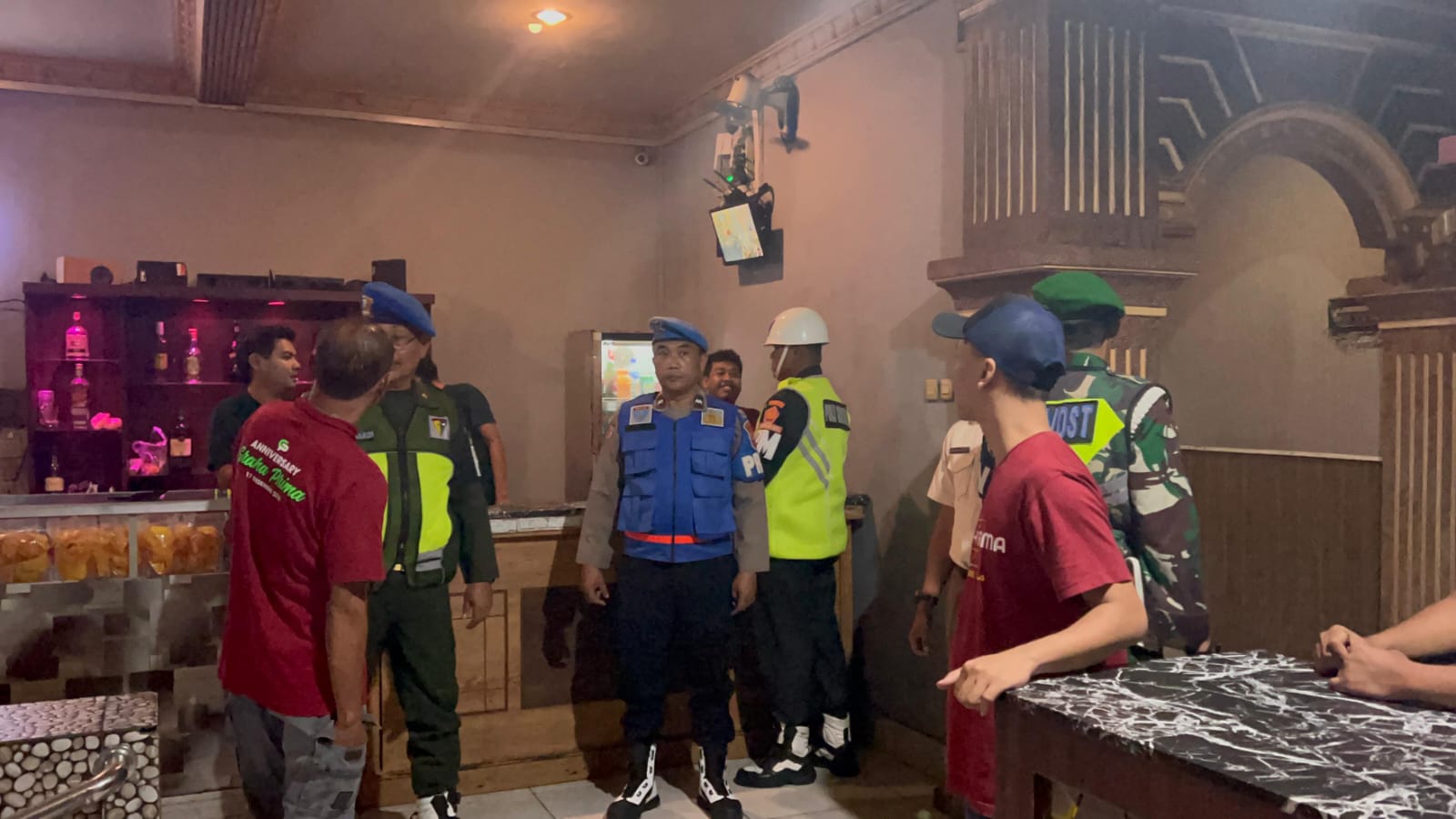 RAZIA THM: Petugas gabungan melakukan pengecekan tempat hiburan malam di Pacitan yang diduga melanggar jam operasional selama Ramadan, Senin (23/2) malam. NUR CAHYONO/RADAR PACITAN