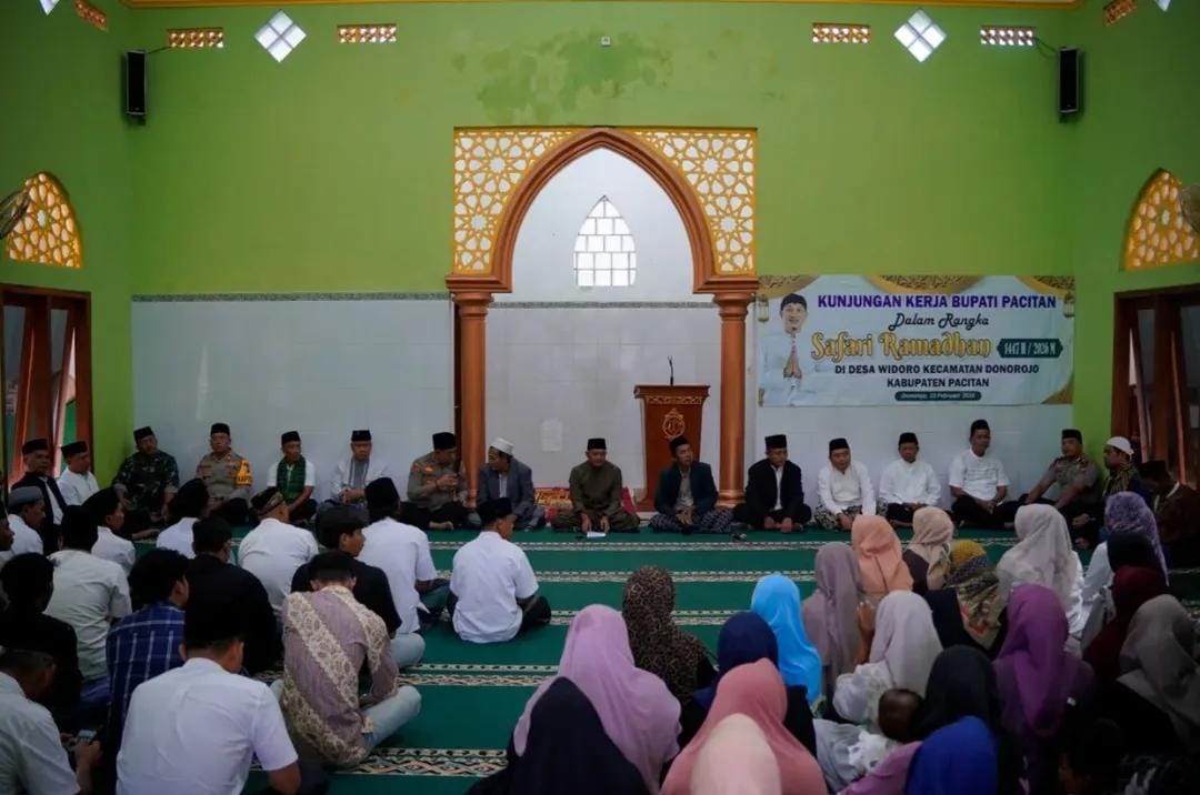 SAFARI RAMADAN: Bupati Pacitan mengikuti salat tarawih bersama warga saat membuka rangkaian Safari Ramadan di Kecamatan Donorojo. PROKOPIM PEMKAB PACITAN