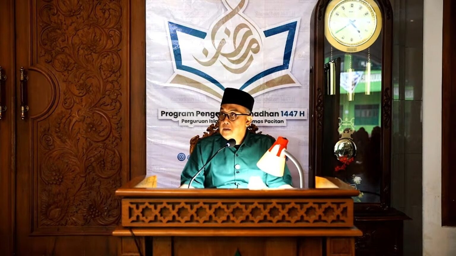 PESAN RAMADAN: Pengasuh Ponpes Tremas K.H. Luqman Al-Hakim Harist Dimyathi mengajak umat Islam meningkatkan kualitas ibadah dan memperbanyak tadarus Al-Qur&rsquo;an selama Ramadan.