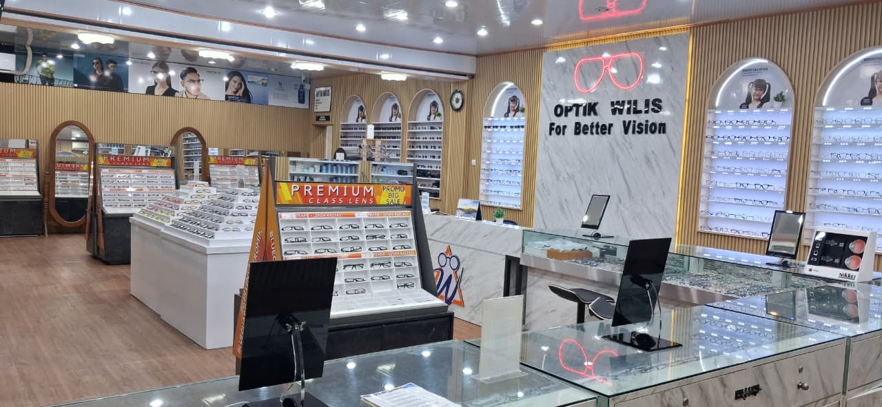 Mengusung konsep optik bergaransi, murah, dan lengkap, Optik Wilis menawarkan solusi penglihatan yang profesional di berbagai kota di Jawa Timur.