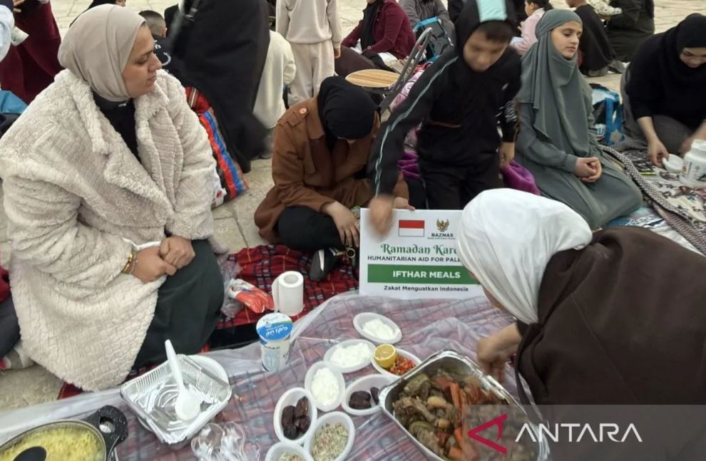 Ribuan porsi iftar dari Indonesia hadirkan harapan di pelataran Al-Aqsa.