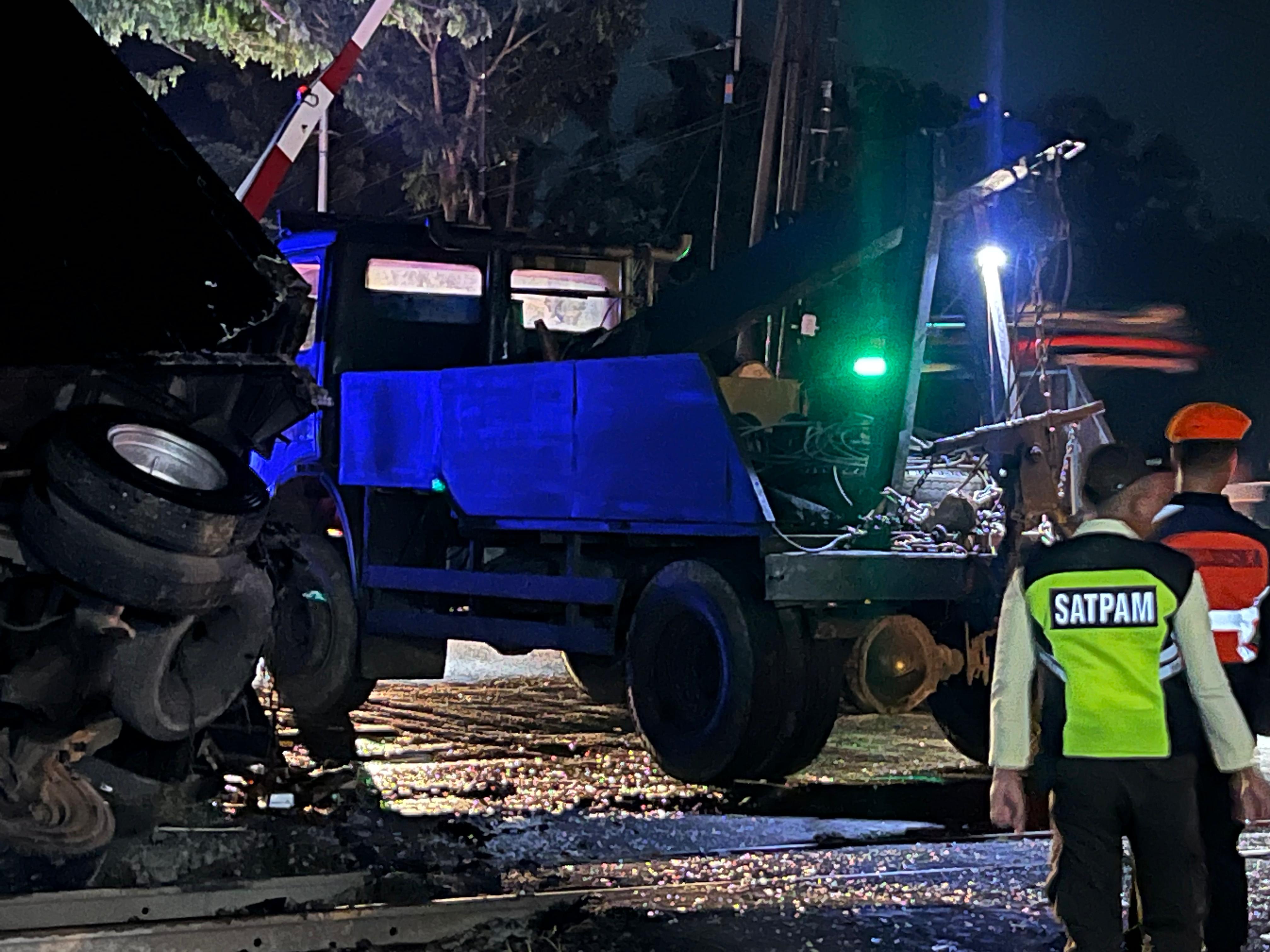 EVAKUASI DARURAT: Petugas mengevakuasi kendaraan yang menutup jalur rel usai kecelakaan di perlintasan Saradan&ndash;Bagor yang mengganggu perjalanan lima kereta api.