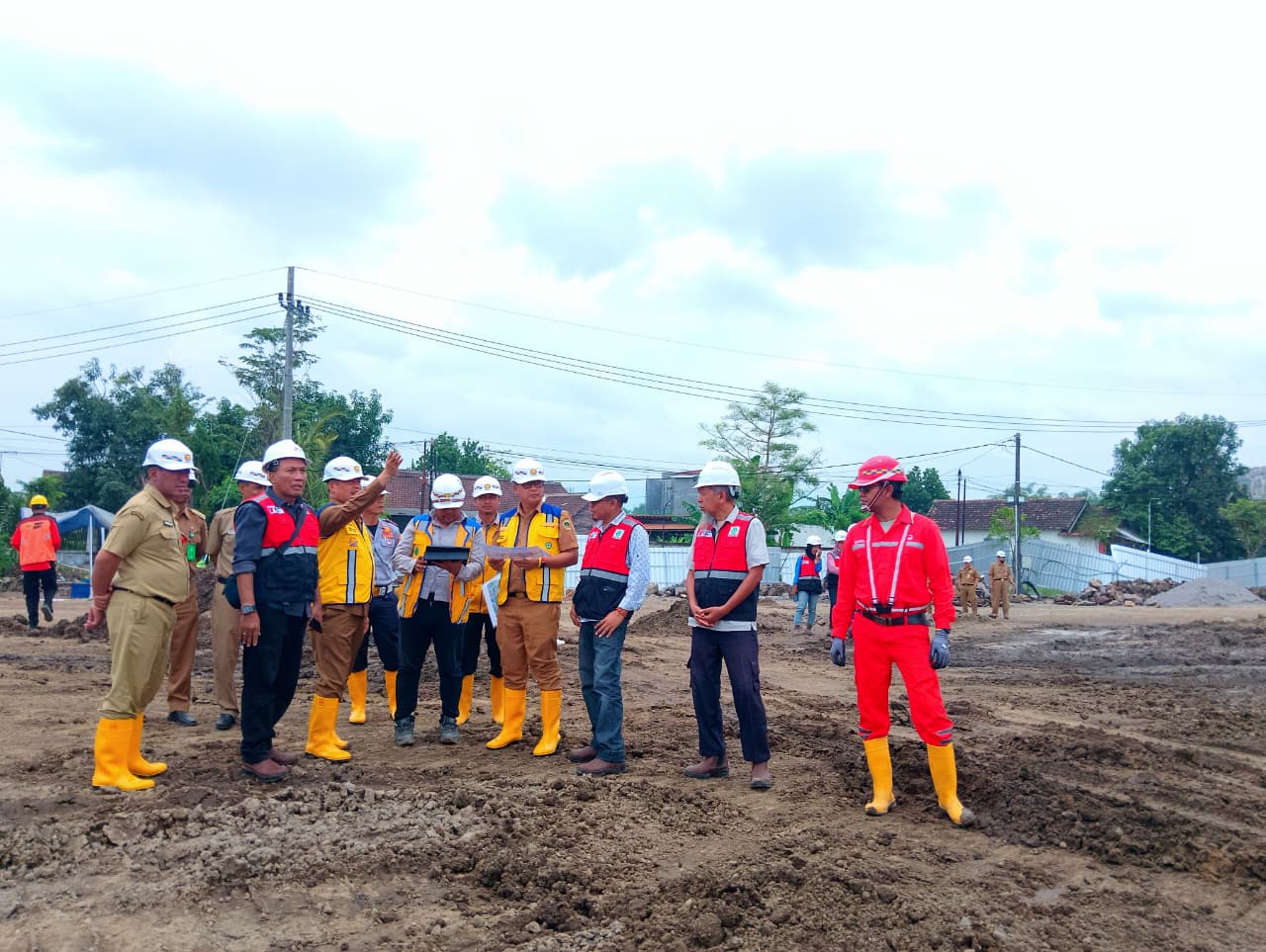 KAWAL PROYEK: Bupati Madiun Hari Wuryanto meninjau progres pembangunan Sekolah Rakyat di Kelurahan Nglames yang ditarget rampung Juni 2026. LODITYA FERNANDES/RADAR MADIUN
