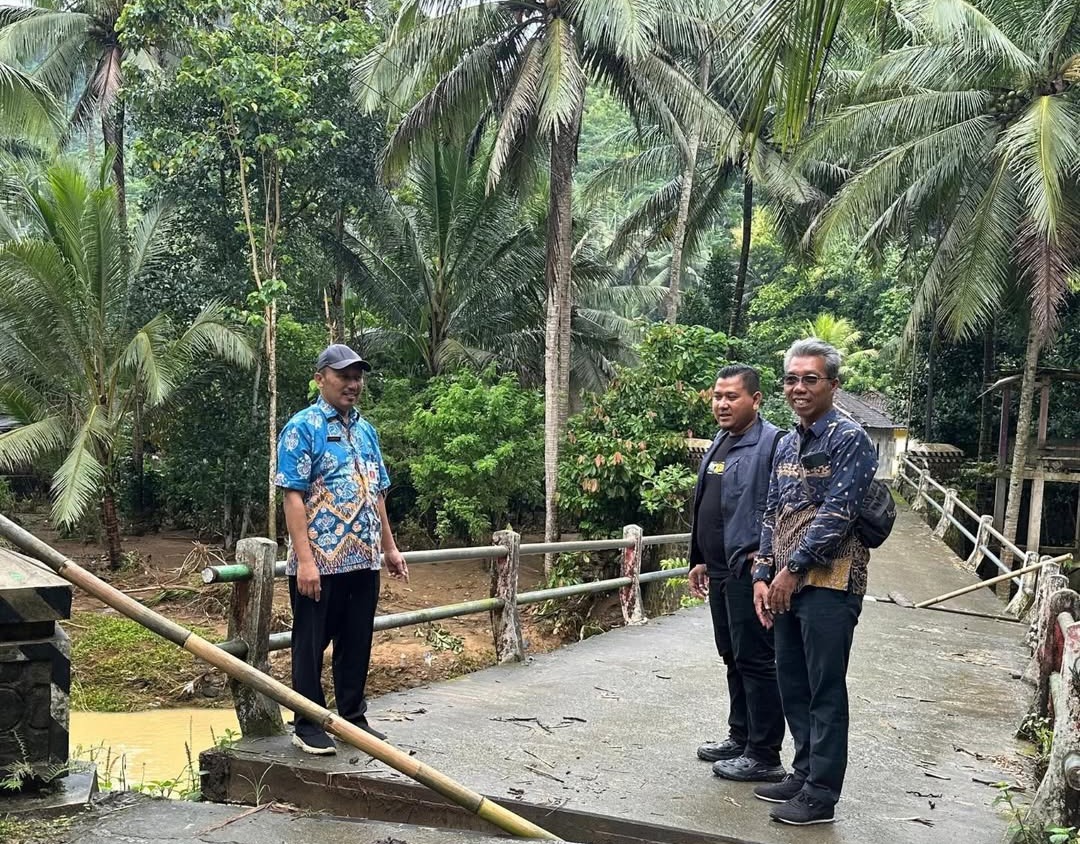 TINJAU LOKASI: Kepala DPUPR Pacitan bersama camat dan kepala desa meninjau kondisi Jembatan Kaligoro yang rusak akibat banjir di Sudimoro. FOTO: DPUPR PACITAN