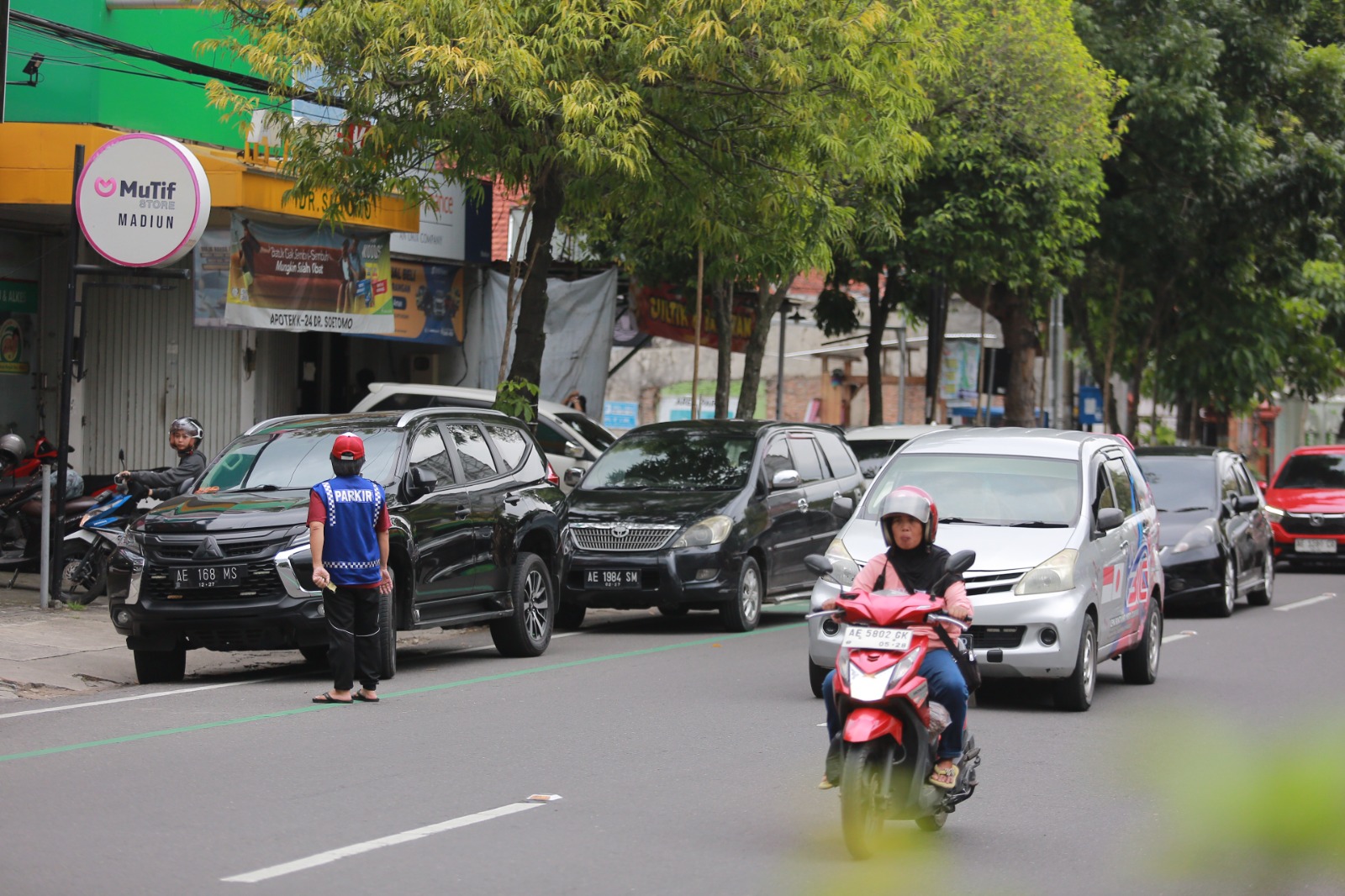 MELANGGAR: Kendaraan yang parkir di sisi kanan Jalan Dr Soetomo terancam digembok hingga diderek oleh petugas Dishub Kota Madiun. BAGAS BIMANTARA/RADAR MADIUN