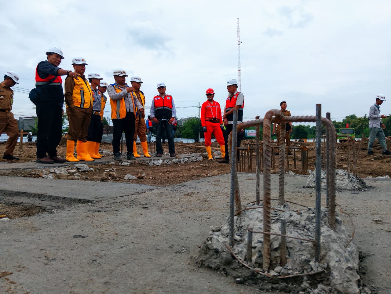 PERCEPATAN: Rekanan pembangunan Sekolah Rakyat di Kelurahan Nglames mempercepat pekerjaan struktur guna mengejar target operasional Juni 2026. LODITYA FERNANDES/RADAR MADIUN