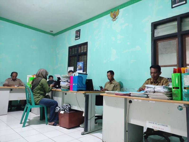 AKTIVITAS PETUGAS: Suasana kantor Desa Klesem, Kecamatan Kebonagung, yang menjadi lokasi pemeriksaan dugaan penyelewengan dana desa oleh Inspektorat Pacitan. DOK RADAR PACITAN