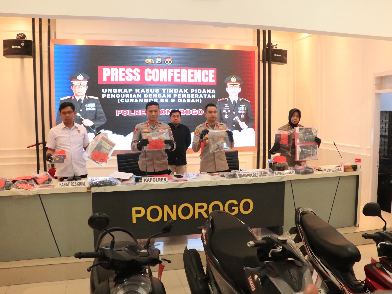 PENCURIAN: Kapolres Ponorogo AKBP Andin Wisnu Sudibyo menunjukkan barang bukti kasus curanmor yang dilakukan pasutri di Kecamatan Sawoo. SUGENG DWI N/RADAR PONOROGO