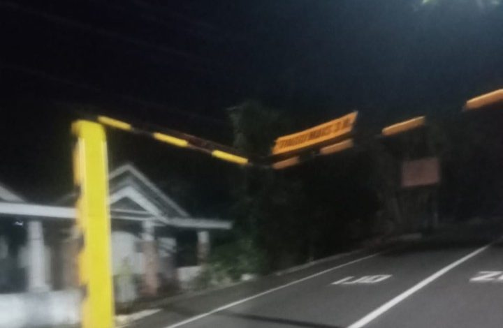 PEYOK: Kondisi portal pembatas kendaraan di jalur Sedeng, Pringkuku, rusak setelah ditabrak truk ODOL pada Selasa (24/2) malam.