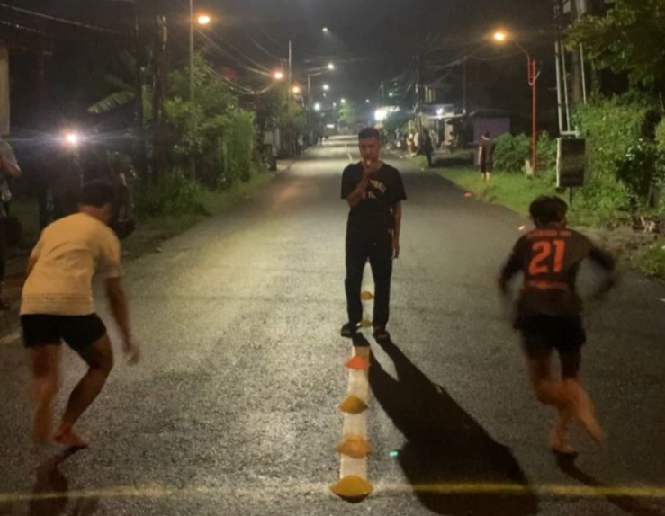 LEGAL: Peserta Osaka Street Run bersiap di garis start lomba sprint 100 meter di jalan Desa Dusun Perkoel, Sambirejo, Minggu (22/2) malam.