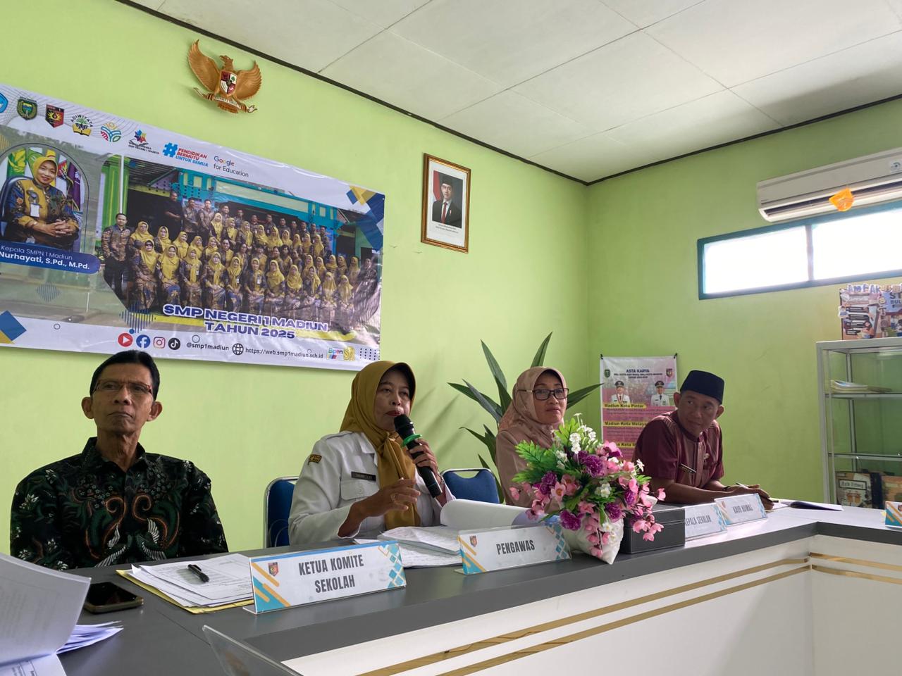 DISKUSI: SMPN 1 Madiun menggelar FGD bersama lintas instansi untuk menyusun dan menetapkan standar layanan sekolah, Rabu (25/2). ERLITA H/RADAR MADIUN