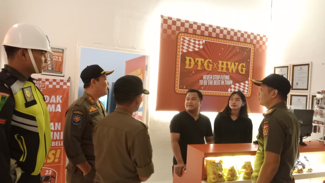 RAZIA: Petugas Satpol PP Ngawi menggerebek ruko penjual miras di Jalan Podang, Desa Beran, yang nekat beroperasi selama Ramadan. ASEP SYAEFUL/RADAR NGAWI