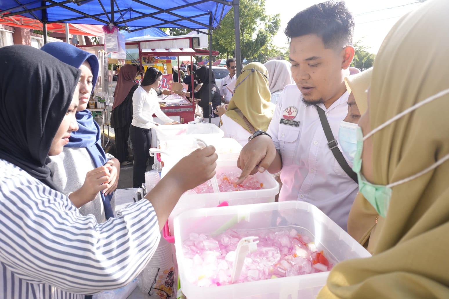 SIDAK TAKJIL: Petugas Dinkes-PPKB Kota Madiun mengambil sampel makanan takjil di kawasan Bunderan Serayu untuk diuji kandungan zat berbahaya selama Ramadan. FOTO: DINKES PPKB KOTA MADIUN