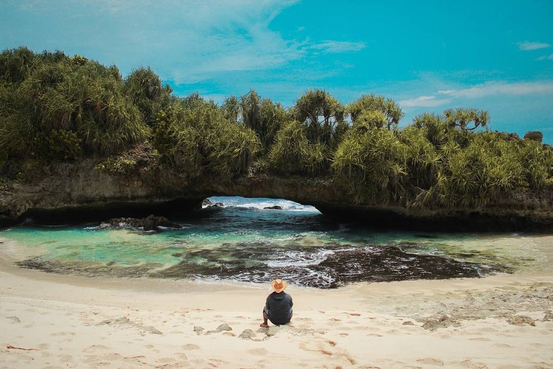 Pantai Srau Pacitan (Pinterest.com/Dolan Dolen)