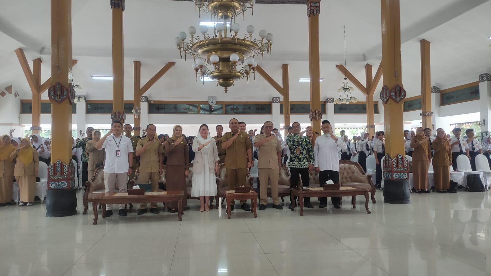 Jajaran OJK Kediri bersama&nbsp;Bupati Ngawi Ony Anwar Harsono dan perwakilan Pemkab Ngawi dalam program School of Syariah.  