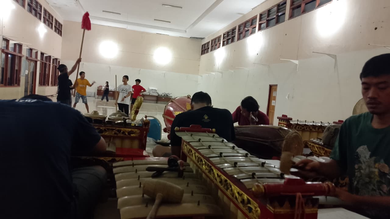 Para seniman menggelar di Gedung Kesenian Tripandita yang berada di sebelah selatan Alun-Alun Kabupaten Magetan atau sebelah timur Pendapa Surya Graha Magetan.