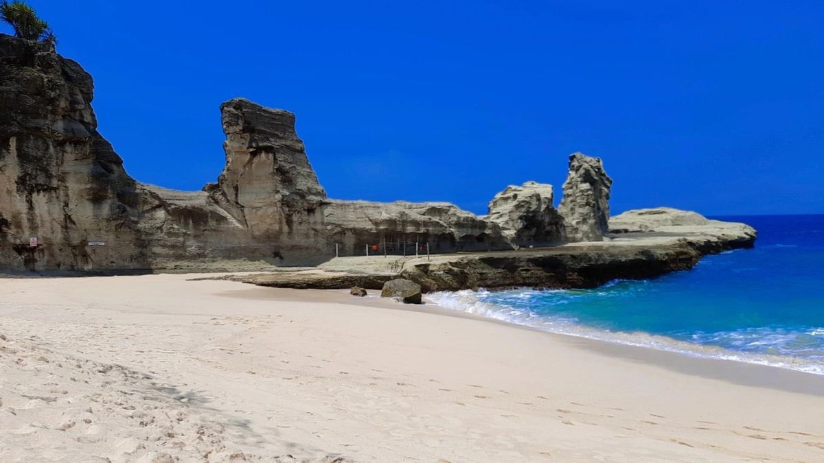 Pantai Klayar Pacitan(Pinterest.com/Amalia Rizki)