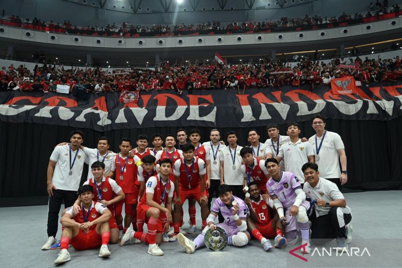Pemain dan ofisial Timnas futsal Indonesia berfoto bersama suporter usai bertanding melawan Timnas futsal Iran pada pertandingan final AFC Futsal Asian Cup 2026 di Indonesia Arena, Sabtu (7/2).