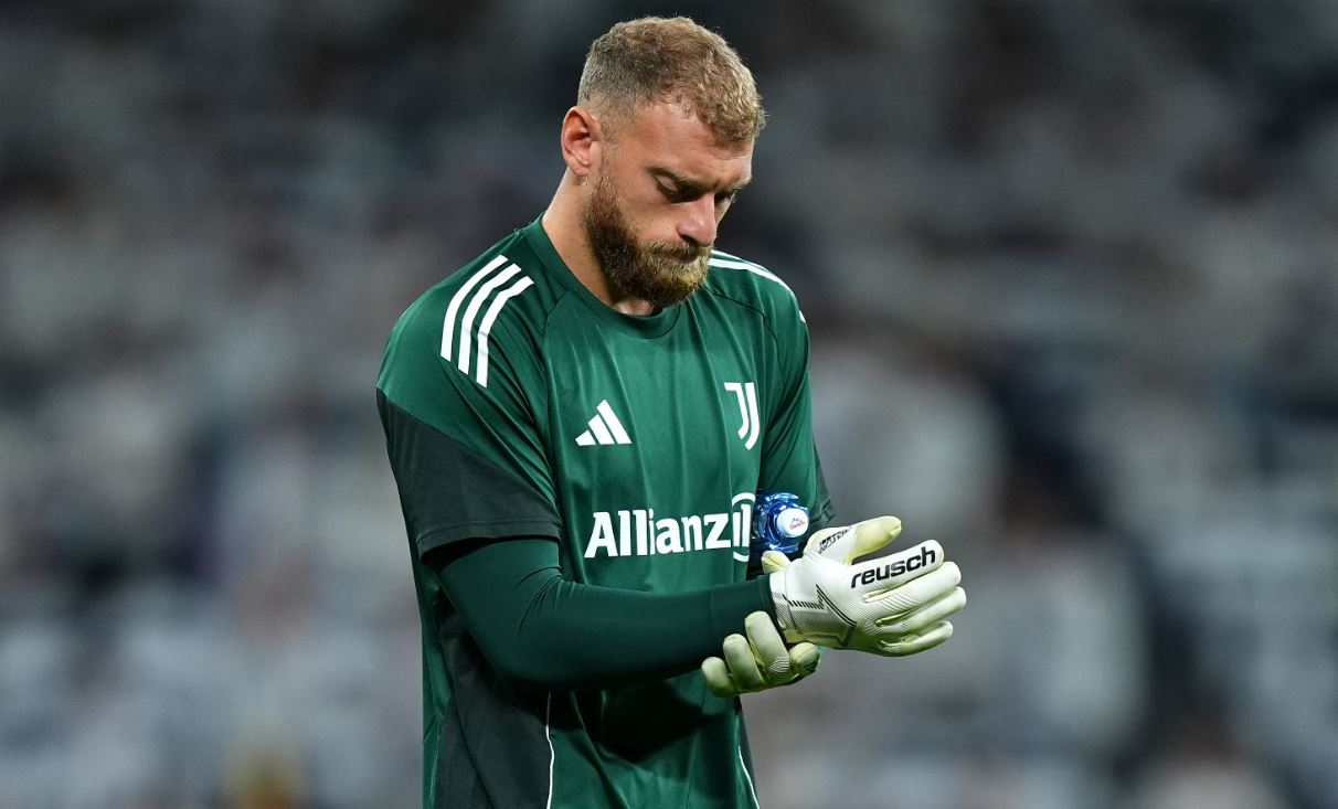 Kiper Juventus, Michele Di Gregorio, mendapat ancaman dari orang tak dikenal. Posisinya rawan digusur Alison Becker.