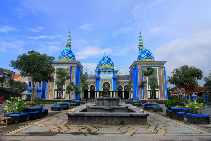 Masjid Agung Baitul Hakim Madiun (in.pinterest.com)