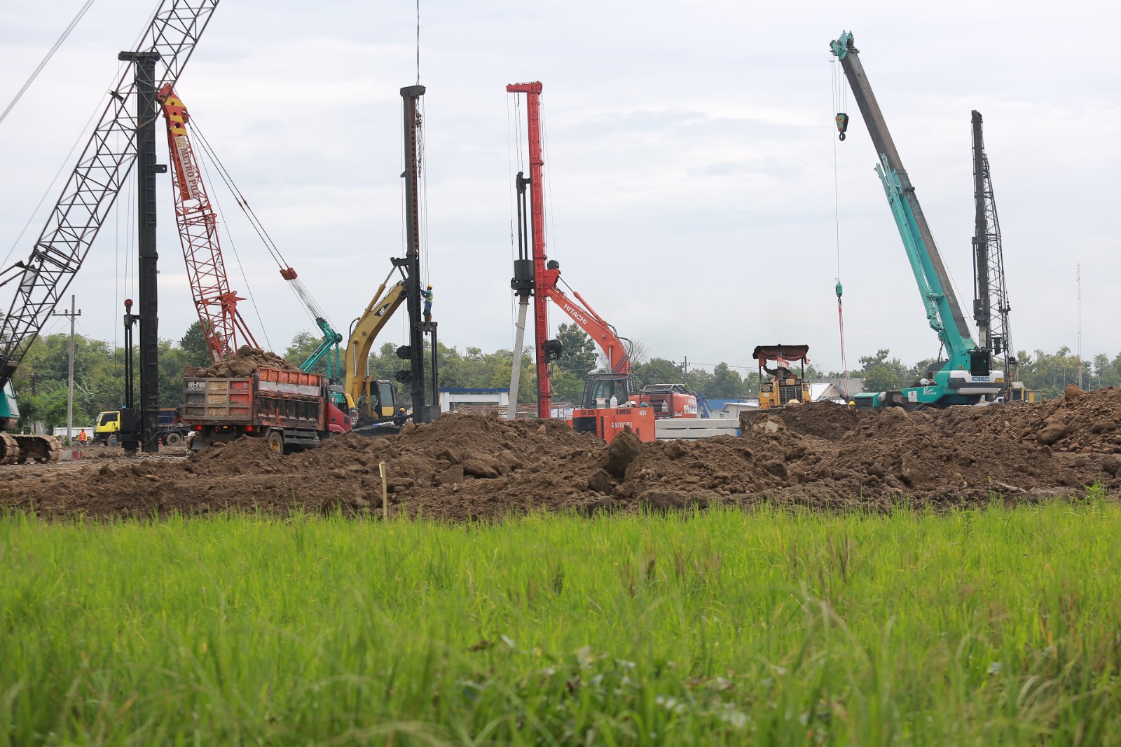 KEBUT: Material tanah terus didatangkan untuk proses pengurukan lahan pembangunan Sekolah Rakyat di Kelurahan Nglames, Kabupaten Madiun. LODITYA FERNANDES/RADAR MADIUN