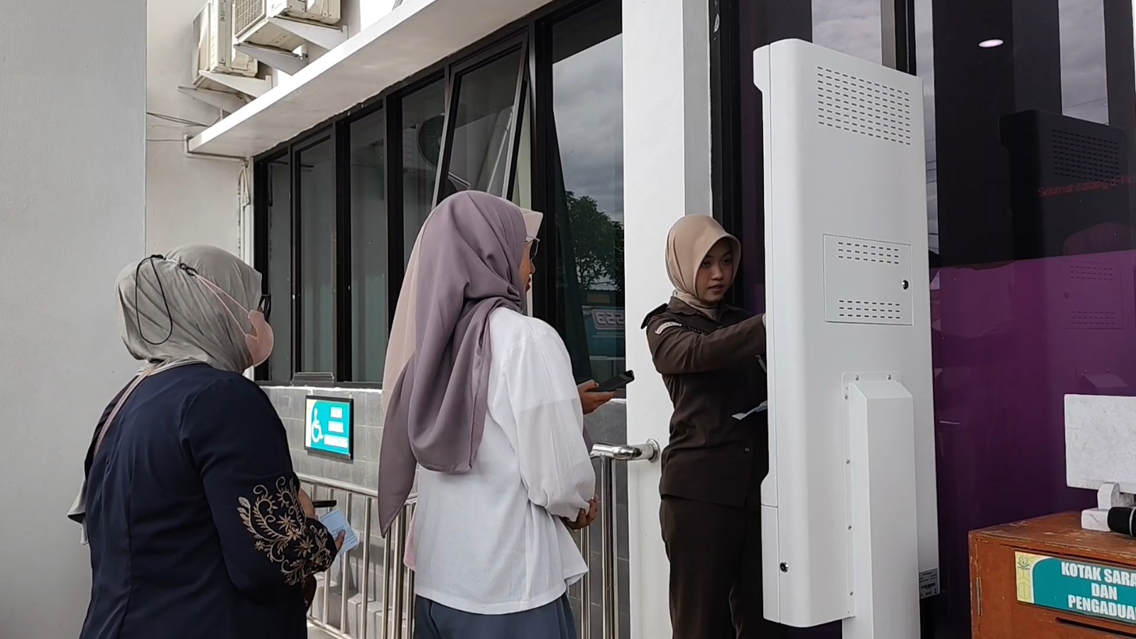 ANTRE: Warga mengantre di Kantor Kejari Ponorogo untuk mengambil SIM dan STNK usai putusan tilang Operasi Keselamatan Semeru 2026. SUGENG DWI N/RADAR PONOROGO