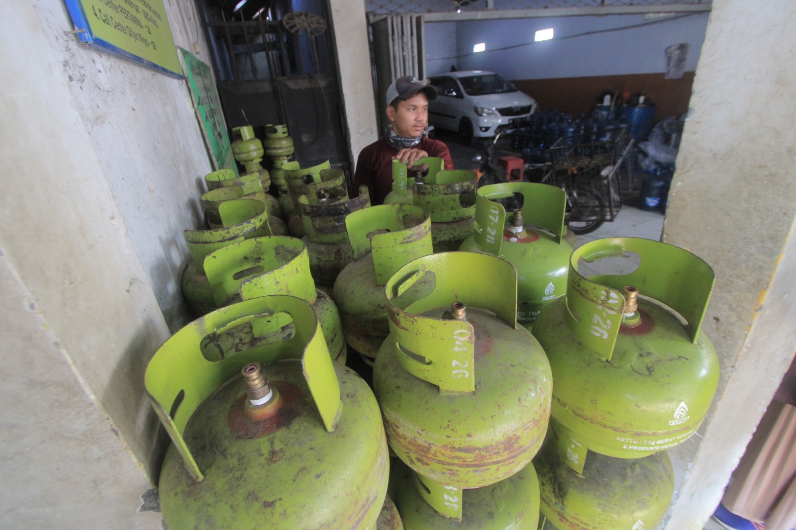 LANGGANAN: Kebutuhan LPG 3 kilogram meningkat menjelang Ramadan dan Lebaran sehingga pemkab menerbitkan aturan pembatasan penggunaan bagi PNS. SUGENG DWI N/RADAR PONOROGO