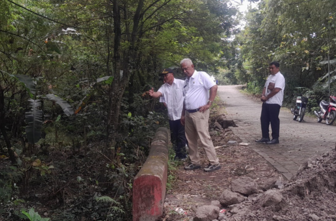 INSPEKSI: Ketua DPRD Ngawi Yuwono Kartiko meninjau langsung jembatan ambrol akibat banjir di Ngrambe dan Paron untuk memastikan percepatan penanganan. ASEP SYAEFUL/RADAR NGAWI