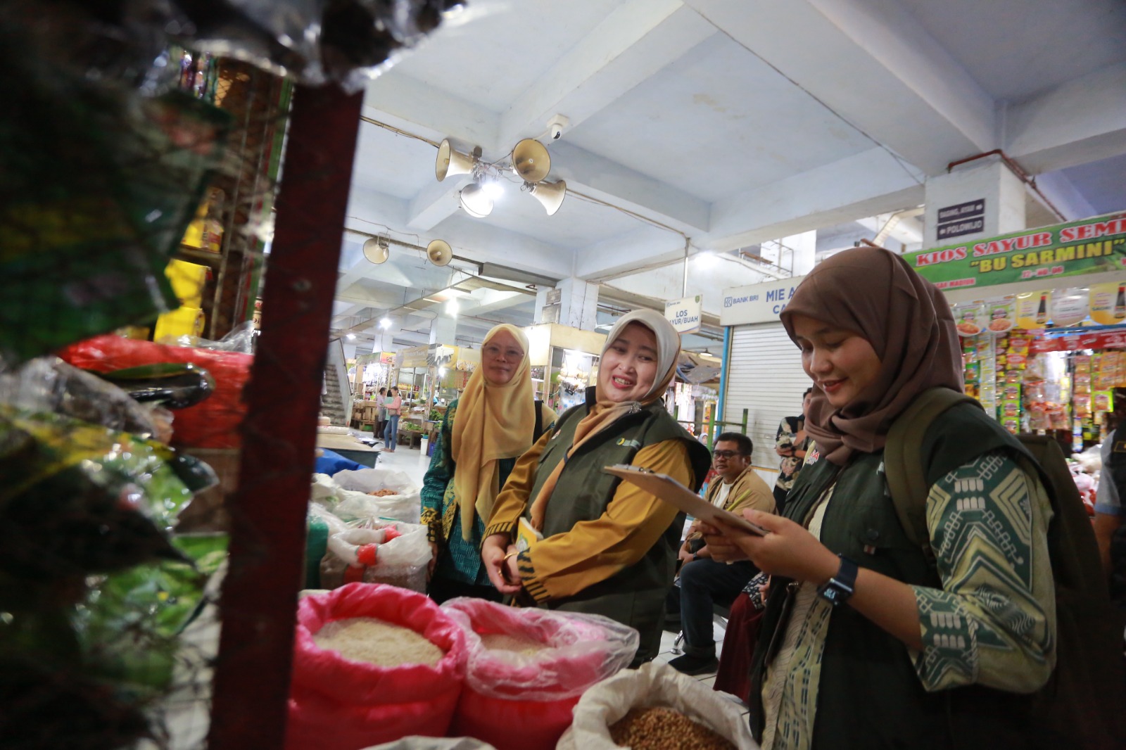 SIDAK PASAR: Tim Badan Pangan Nasional memantau harga bahan pokok di Pasar Besar Madiun guna menjaga stabilitas harga menjelang Lebaran. BAGAS BIMANTARA/RADAR MADIUN